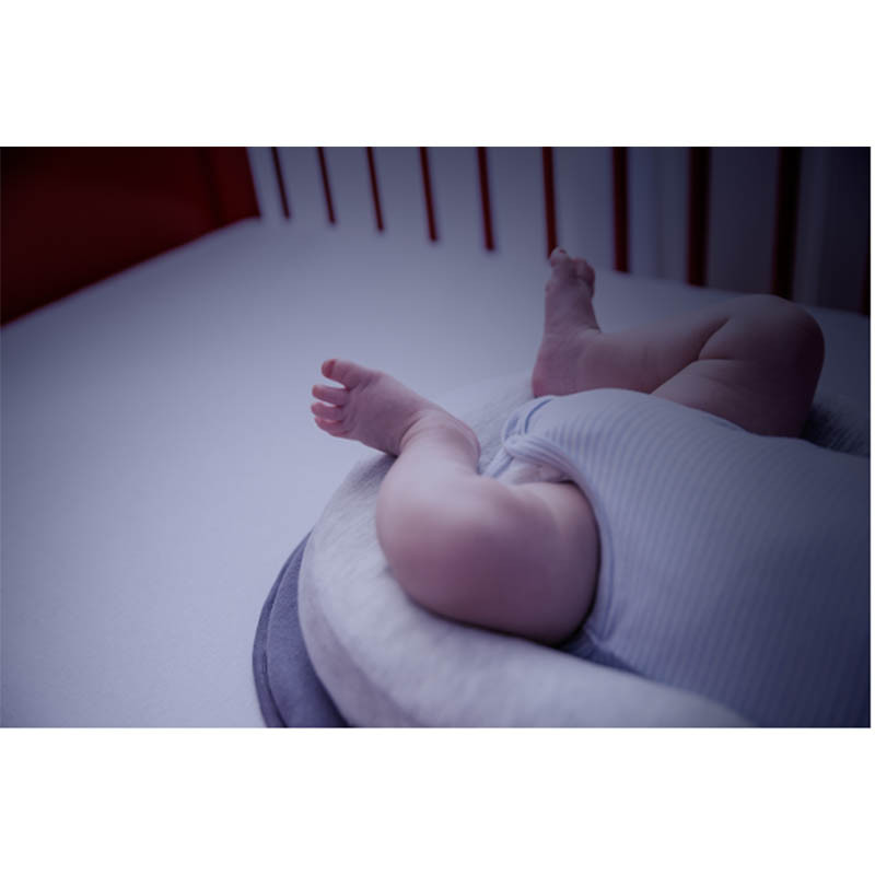 Soporte anatómico para dormir cosydream de Babymoov. Efecto reductor para que el bebé se sienta seguro durante la noche.