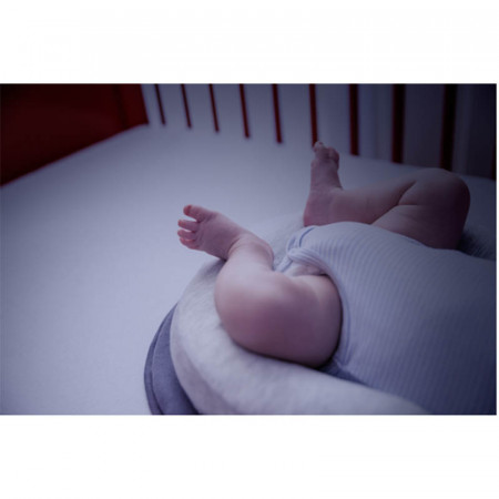 Soporte anatómico para dormir cosydream de Babymoov. Efecto reductor para que el bebé se sienta seguro durante la noche.