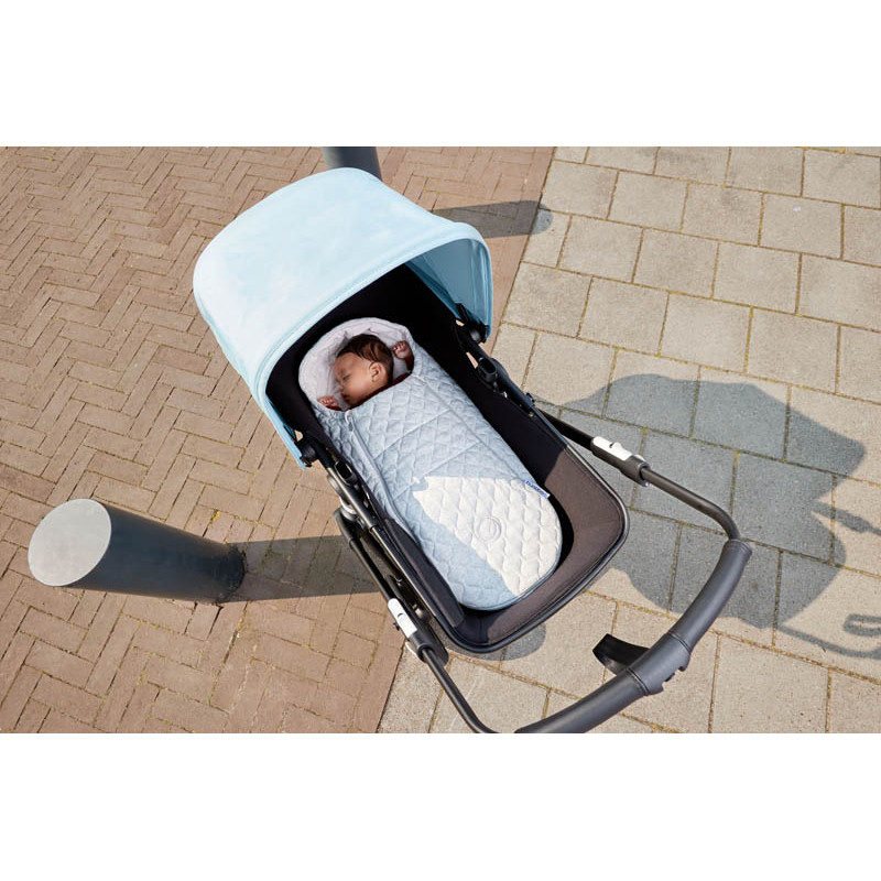 saco para silla recién nacido de Bugaboo en el color light grey melange