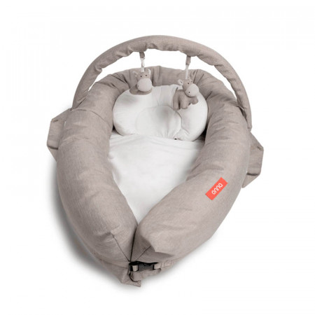 saco nido con arco de juegos de onna en color beige