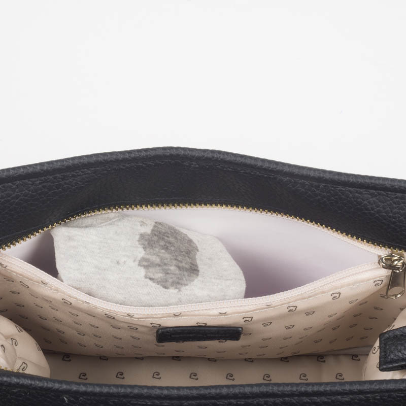 Bolso organizador London de pasito a pasito, tiene un bolsillo interior plastificado para la ropa mojada.
