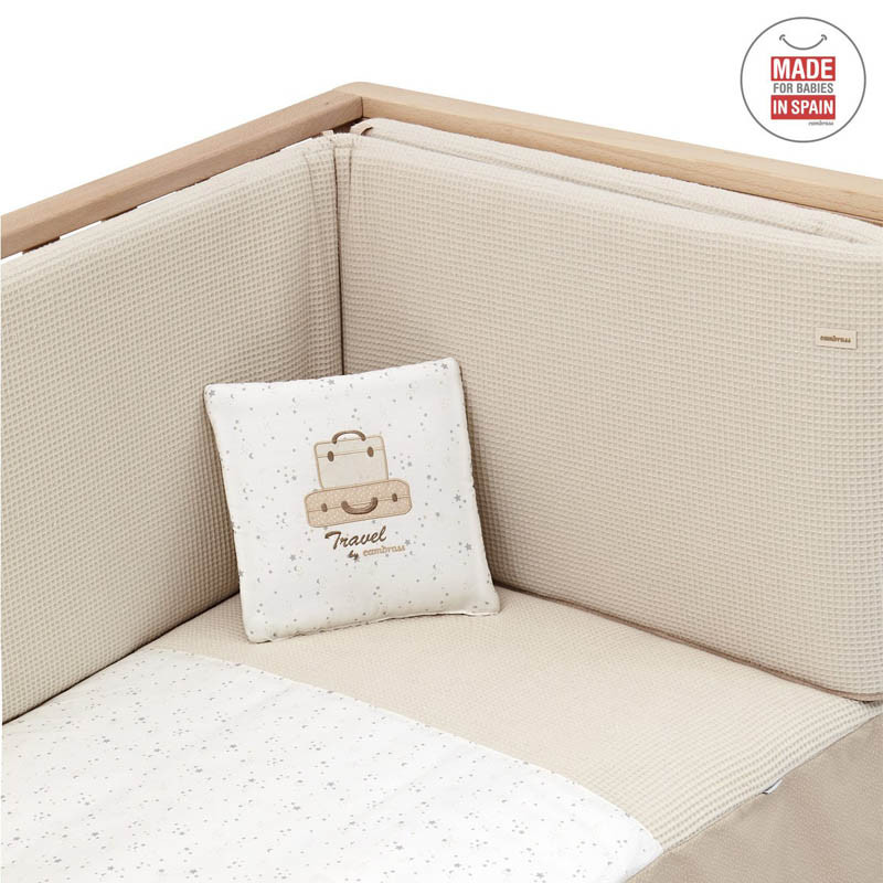 protector y colcha de cuna sky de cambrass en el color beige