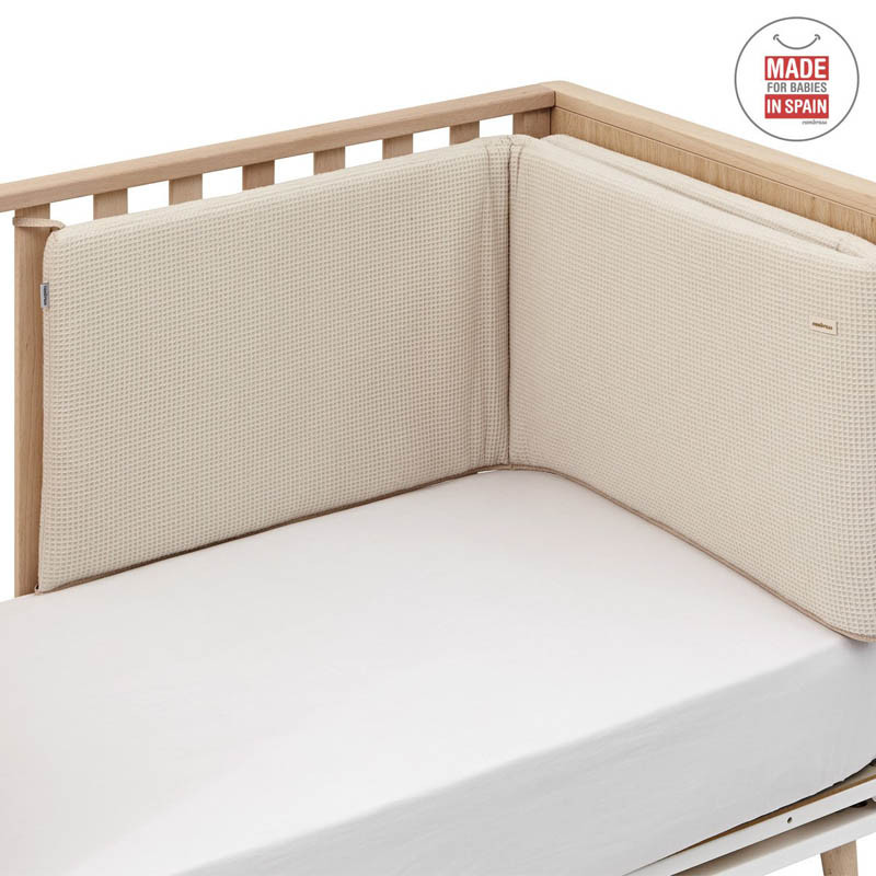 protector y colcha de cuna sky de cambrass en el color beige