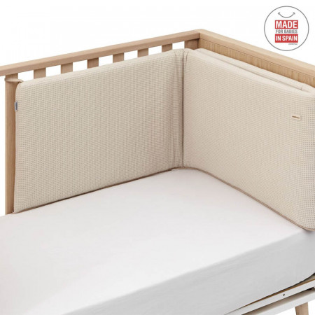 protector y colcha de cuna sky de cambrass en el color beige