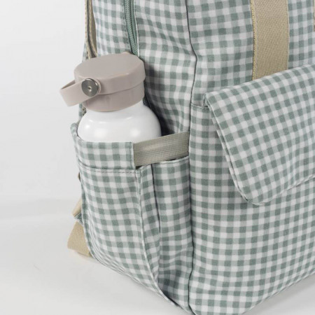 Mochila de la Colección I love vichy de Walking Mum. Tiene bolsillos para guardar los biberones y mantenerlos seguros.