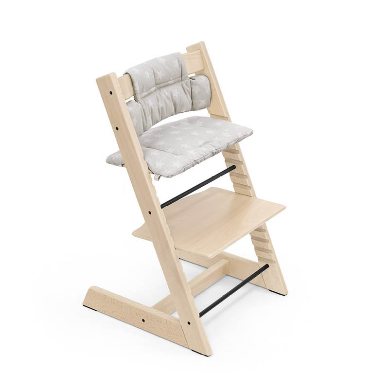Cojín para silla Tripp Trapp de Stokke en color stars silver, colocado para silla.