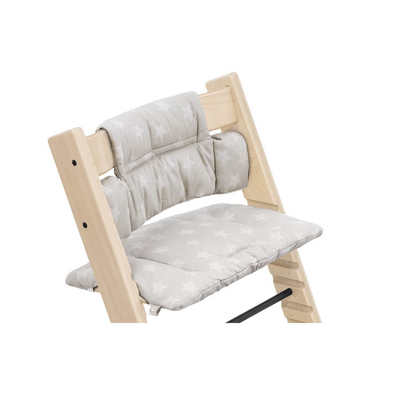 Cojín para silla Tripp Trapp de Stokke en color stars silver, colocado para silla.
