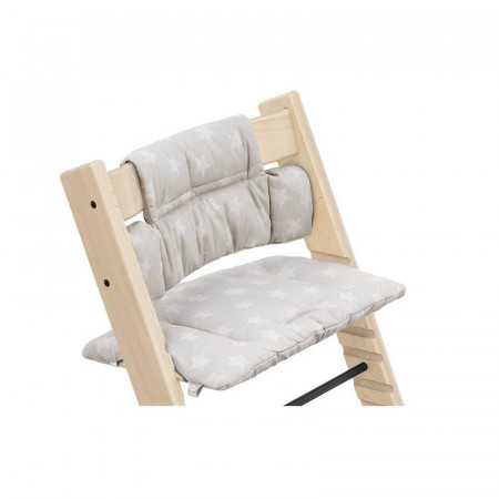 Cojín para silla Tripp Trapp de Stokke en color stars silver, colocado para silla.