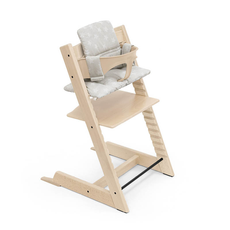 Cojín para silla Tripp Trapp de Stokke en color stars silver, colocado en un baby set.