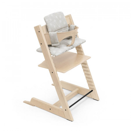 Cojín para silla Tripp Trapp de Stokke en color stars silver, colocado en un baby set.