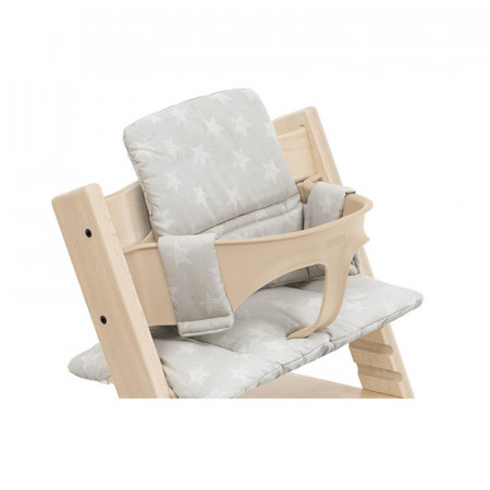 Cojín para silla Tripp Trapp de Stokke en color stars silver, colocado en un baby set.