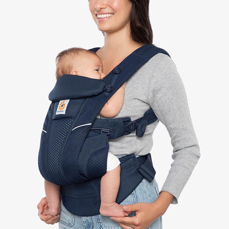 mochila de porteo omni breeze de ergobaby en el color azul noche