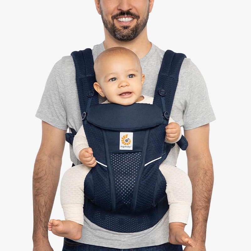 mochila de porteo omni breeze de ergobaby en el color azul noche