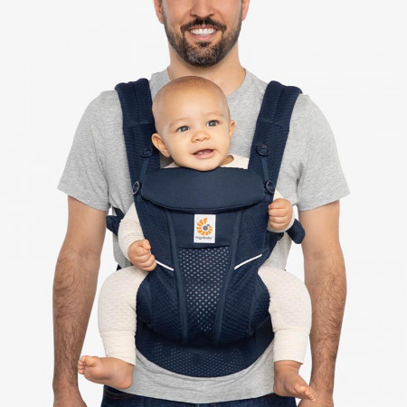 mochila de porteo omni breeze de ergobaby en el color azul noche