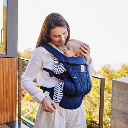 mochila de porteo omni breeze de ergobaby en el color azul noche