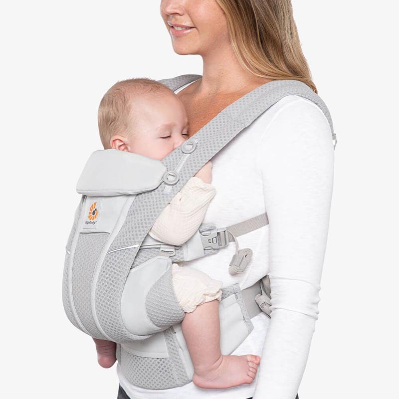 mochila de porteo omni breeze de ergobaby en el color gris perla