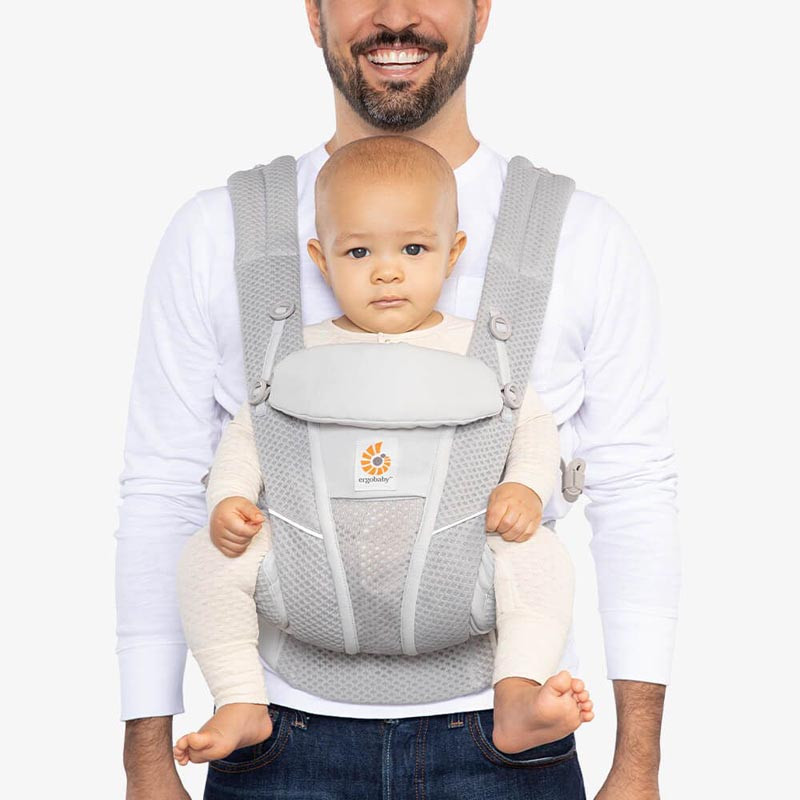 mochila de porteo omni breeze de ergobaby en el color gris perla