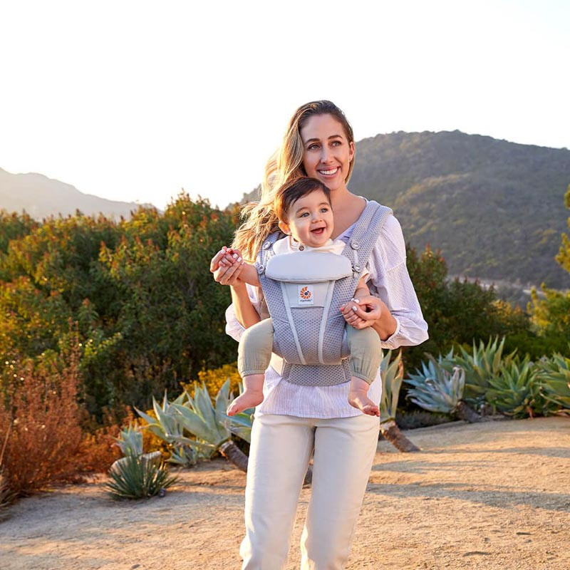 mochila de porteo omni breeze de ergobaby en el color gris perla