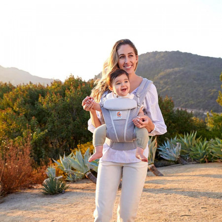 mochila de porteo omni breeze de ergobaby en el color gris perla