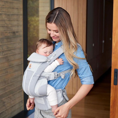 mochila de porteo omni breeze de ergobaby en el color gris perla