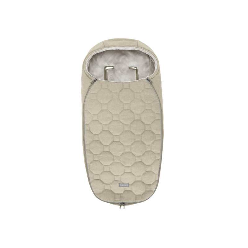 Saco silla de invierno Inglesina para bebés recién nacidos en color desert beige.