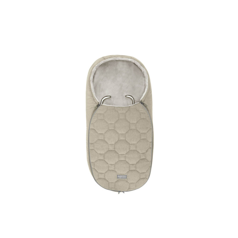 Saco capazo de invierno Inglesina para bebés recién nacidos en color desert beige.