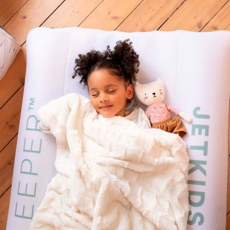 Cama hinchable infantil CloudSleeper de Stokke con base de nailon recubierto de TPU duradero.