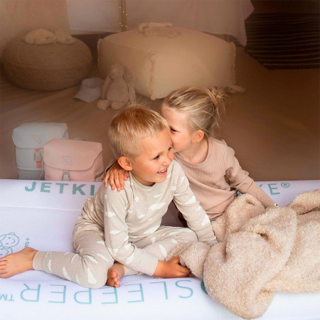 Cama hinchable infantil CloudSleeper de Stokke, ligera con todo incluido, no tiene piezas sueltas.