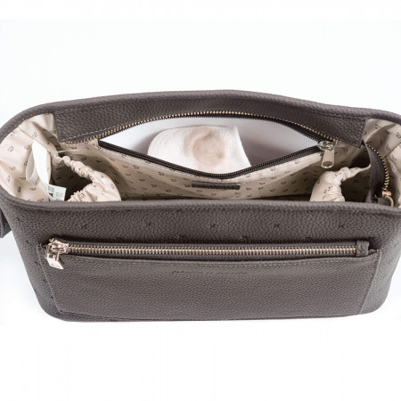 Bolso organizador London de pasito a pasito, tiene un bolsillo interior plastificado para la ropa mojada.