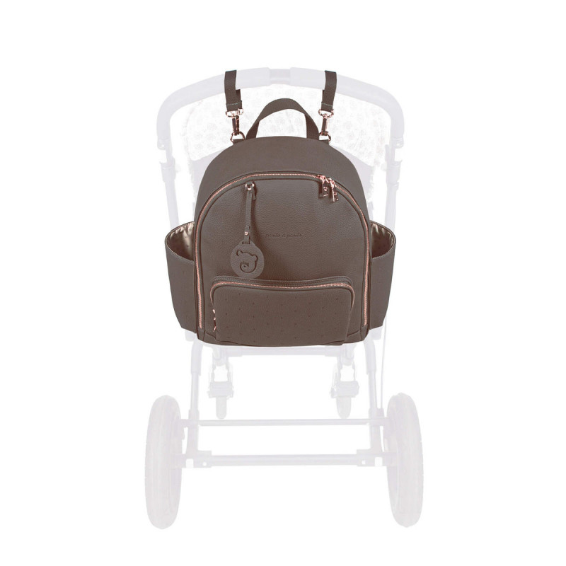 Mochila London de Pasito a Pasito, puede ir colgada en el cochecito de tu bebé.