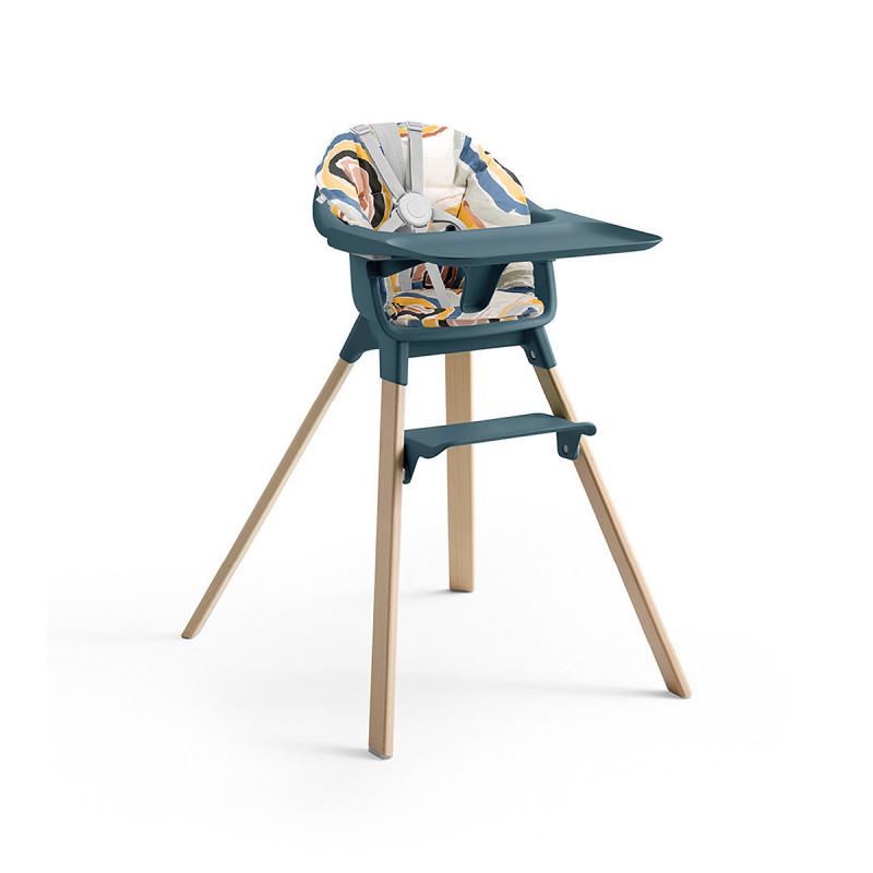 Cojín trona Clikk de Stokke, trona de color fjord blue y patas de madera.