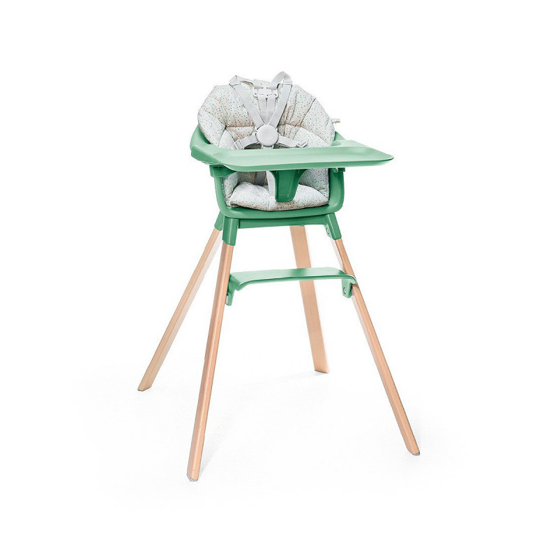 Cojín trona Clikk de Stokke, trona de color verde trebol y patas de madera.