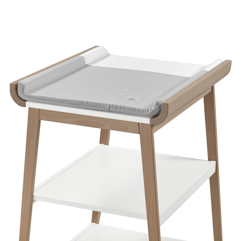 Mueble cambiador Doco Sleeping de Cotinfant en color blanco natural, con colchoneta y funda bear gris.