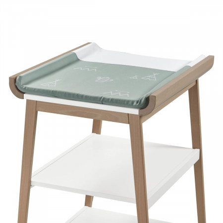 Mueble cambiador Doco Sleeping de Cotinfant en color blanco natural, con colchoneta y funda tipi verde.