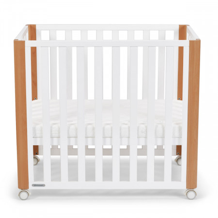 Minicuna Koya 4 en 1 de Kinderkraft, al tener la opción de cuna pequeña, no ocupa mucho espacio en el cuarto.