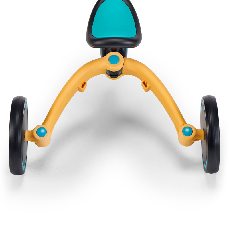 Triciclo 4TRIKE 3 en 1 de Kinderkraft, cuando tiene las ruedas traseras abiertas.