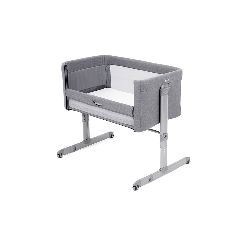 Cuna de colecho Roomie de Joíe con lateral abatible para dormir cerca de tu bebé con seguridad sin estar en la misma cama.