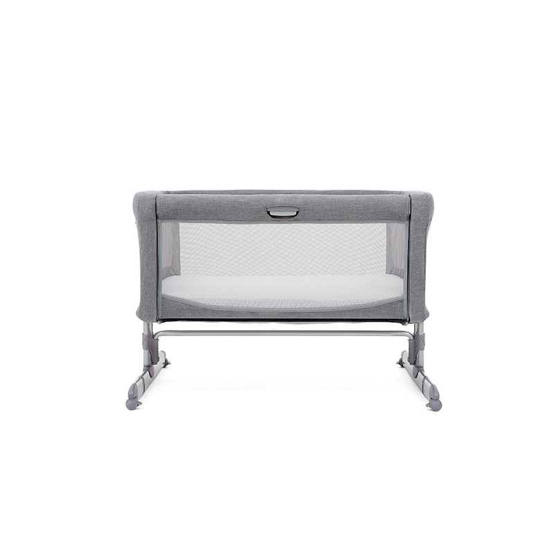 Cuna de colecho Roomie de Joíe con tejidos fácilmente lavables y rejillas en los laterales para una mejor ventilación.