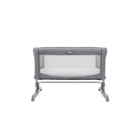 Cuna de colecho Roomie de Joíe con tejidos fácilmente lavables y rejillas en los laterales para una mejor ventilación.