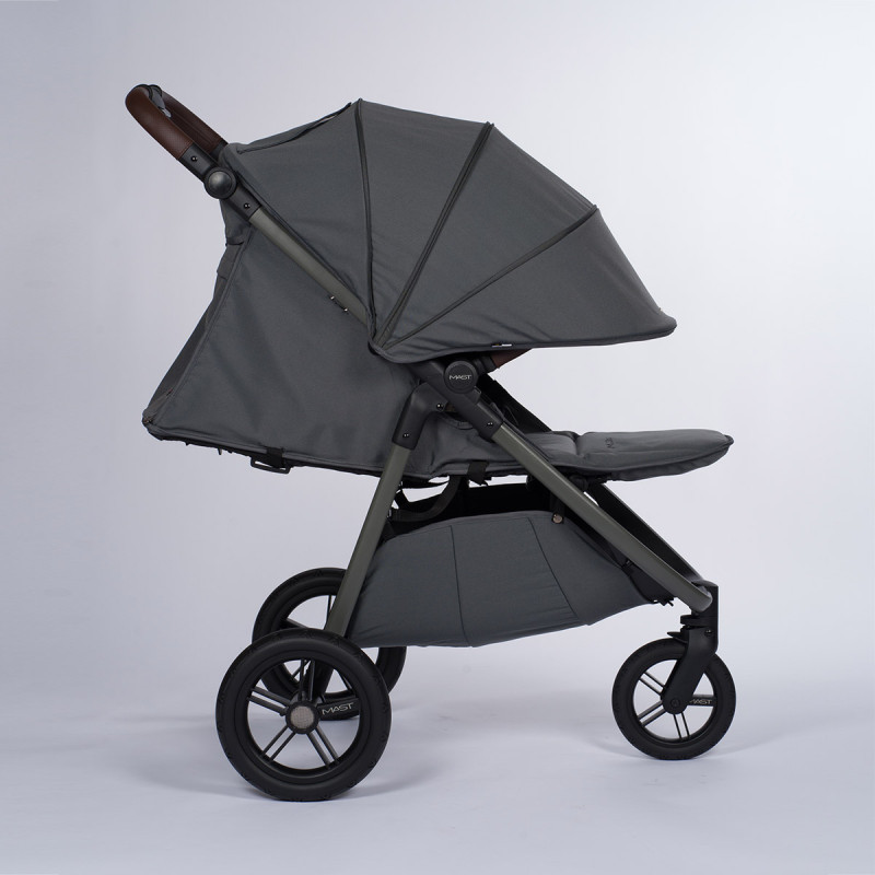 Silla de paseo M.3x de Mast Swiss Design, con un amplio asiento muy acolchado y un reposapiés regulable en 4 posiciones.