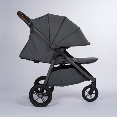 Silla de paseo M.3x de Mast Swiss Design, con un amplio asiento muy acolchado y un reposapiés regulable en 4 posiciones.