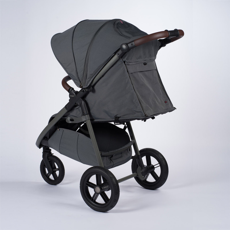 Silla de paseo M.3x de Mast Swiss Design, cuenta con un tejido resistente, antiviento y repelente al agua.