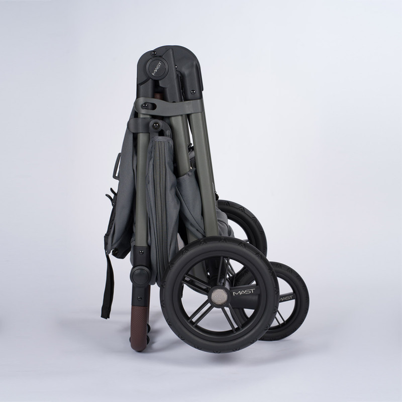 Silla de paseo M.3x de Mast Swiss Design, plegado compacto.