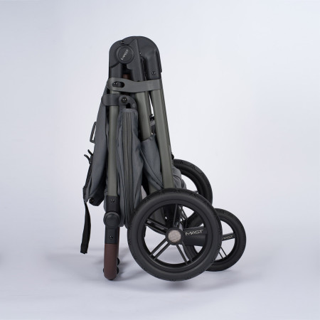 Silla de paseo M.3x de Mast Swiss Design, plegado compacto.