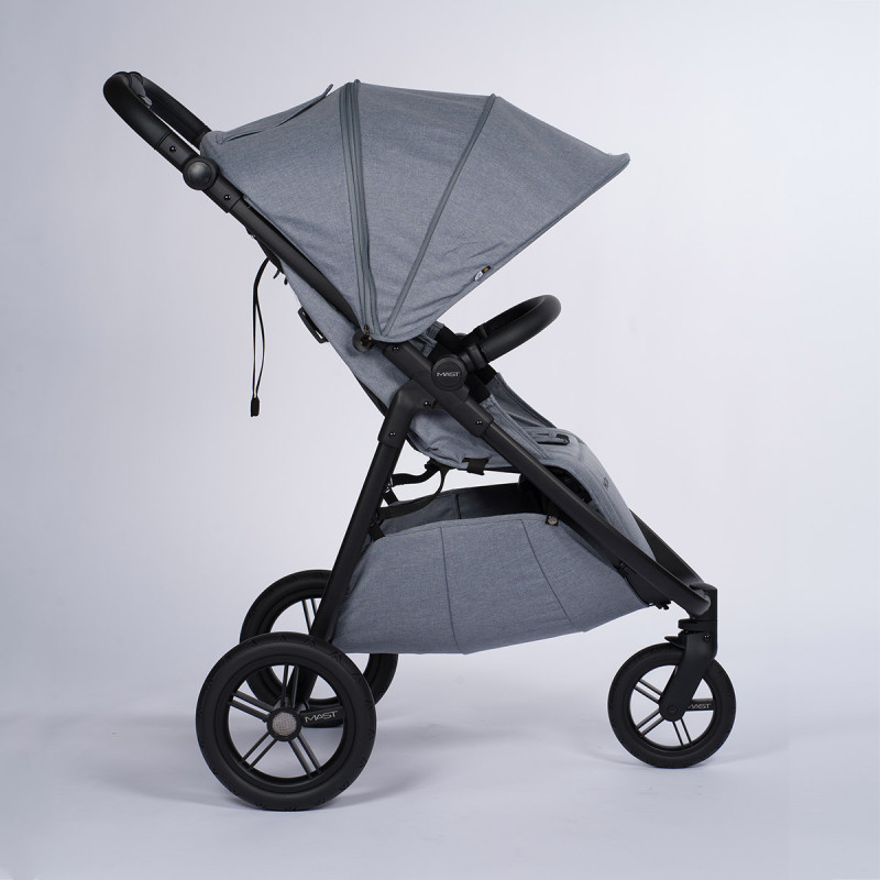 Silla de paseo M.3x de Mast Swiss Design,  con capota parasol extra grande hasta 4 posiciones y protección solar de UV 50+