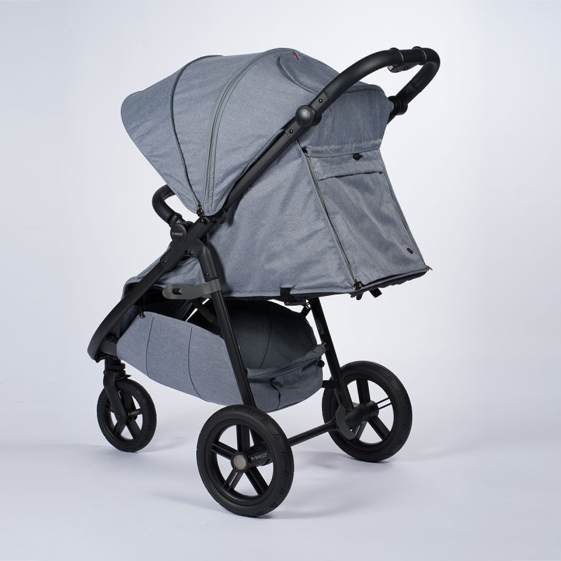 Silla de paseo M.3x de Mast Swiss Design, cuenta con un tejido resistente, antiviento y repelente al agua.