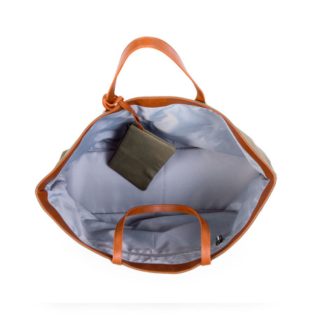 Bolso Family Bag de Childhome, se abre y se cierra con un imán.