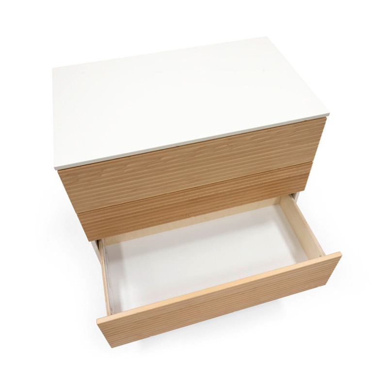 Cómoda cambiador Stokke Sleepi Dresser, con amplios cajones que se abren y se cierran presionando suavemente.