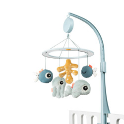 Movil de cuna Sea Friends de Done by Deer, en tonos azules y mostaza.