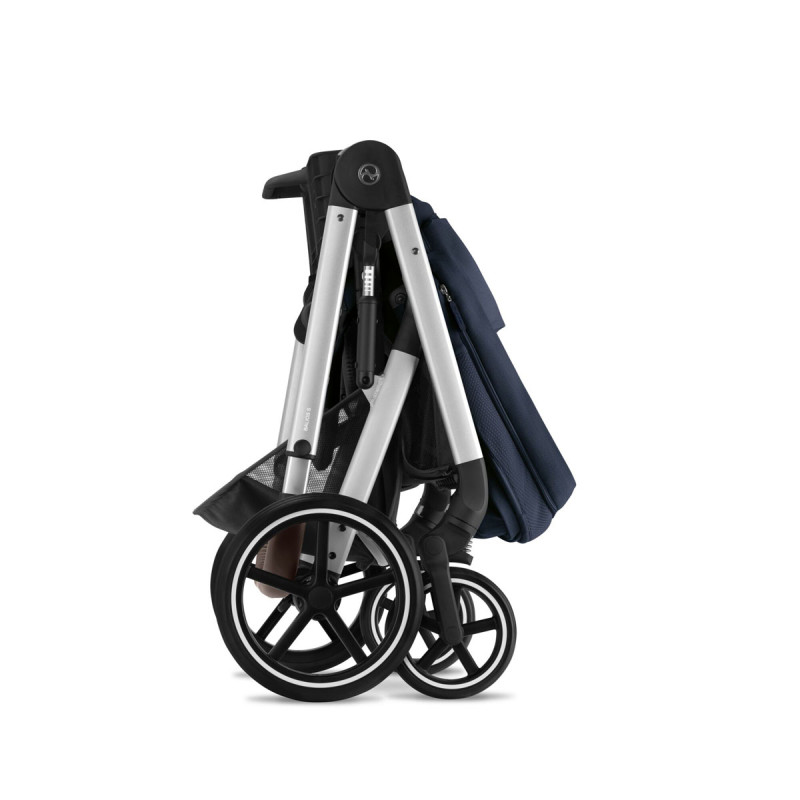 Silla de paseo Cybex Balios S Lux 2023, se pliega fácilmente con una sola mano.